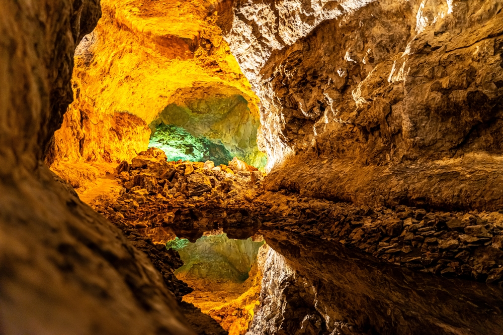 Dovolená na Lanzarote – co vidět během pobytu na ostrově? Atrakce a zajímavosti 5 Přírodní zázrak jeskyně Cueva de los Verdes ve zlatavých barvách