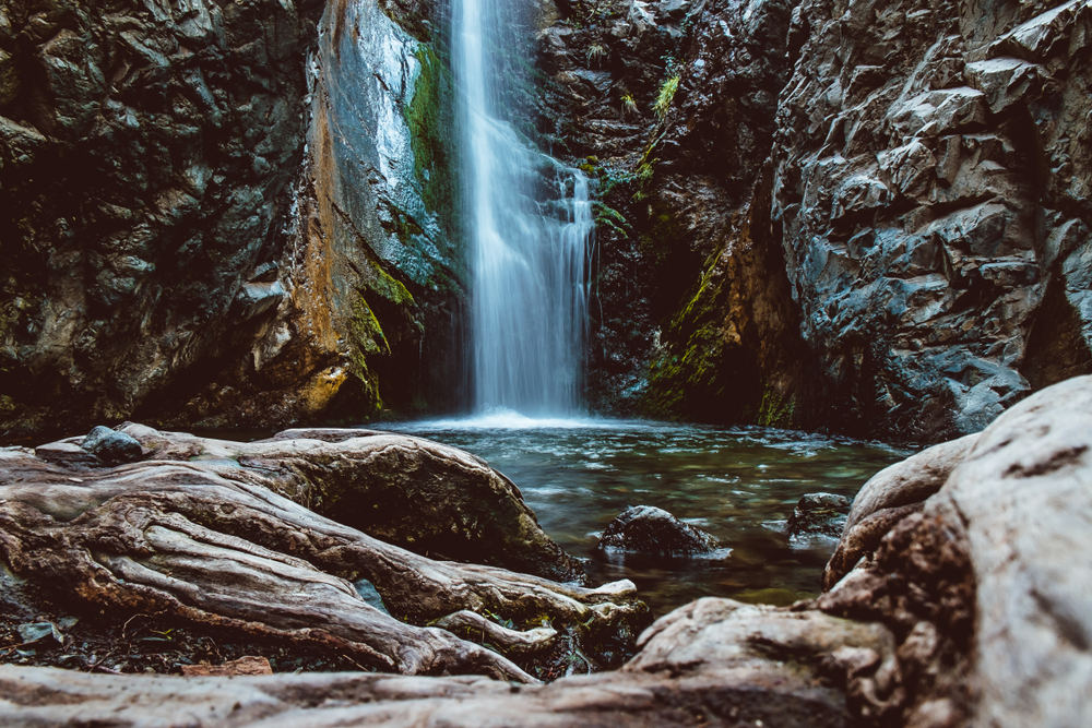 Průzračný Kaledonský vodopád v pohoří Troodos na Kypru