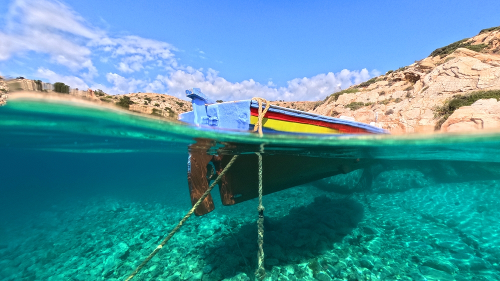 Kyklady v Řecku – průvodce, poloha a informace 3 Rybářská lodička ukotvená v moři na malém ostrově Kyklad