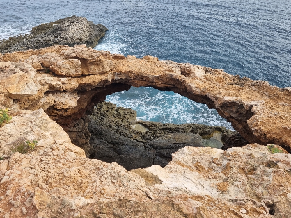 Skalní útvar nad mořem poblíž Cala Xarraca na Ibize