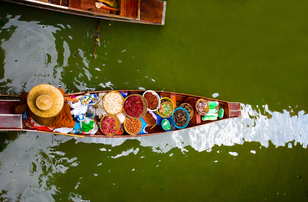 Suvenýry z Thajska – co koupit v zemi úsměvů? 2 Thajské koření a další potraviny na dřevené lodičce