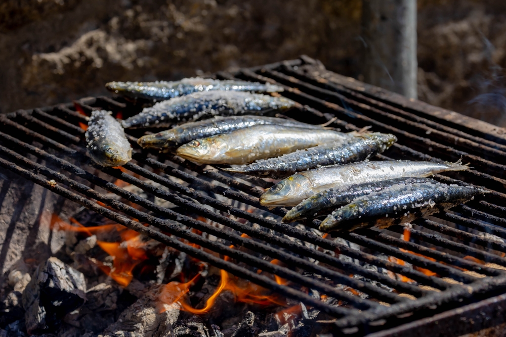 Tradiční grilované sardinky z Portugalska