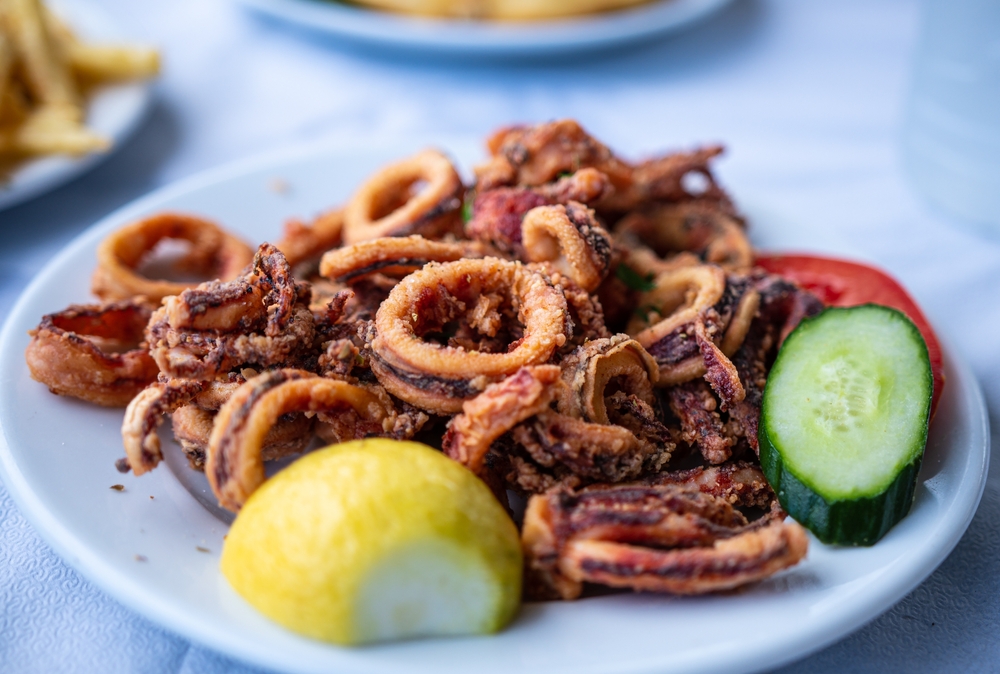 Kyklady v Řecku – průvodce, poloha a informace 6 Tradiční řecký pokrm smažená chobotnice s cintronem a okurkou