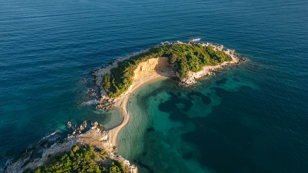 Úchvatné pláže v Ksamilu na Jónském pobřeží Albánie s modrou vodou