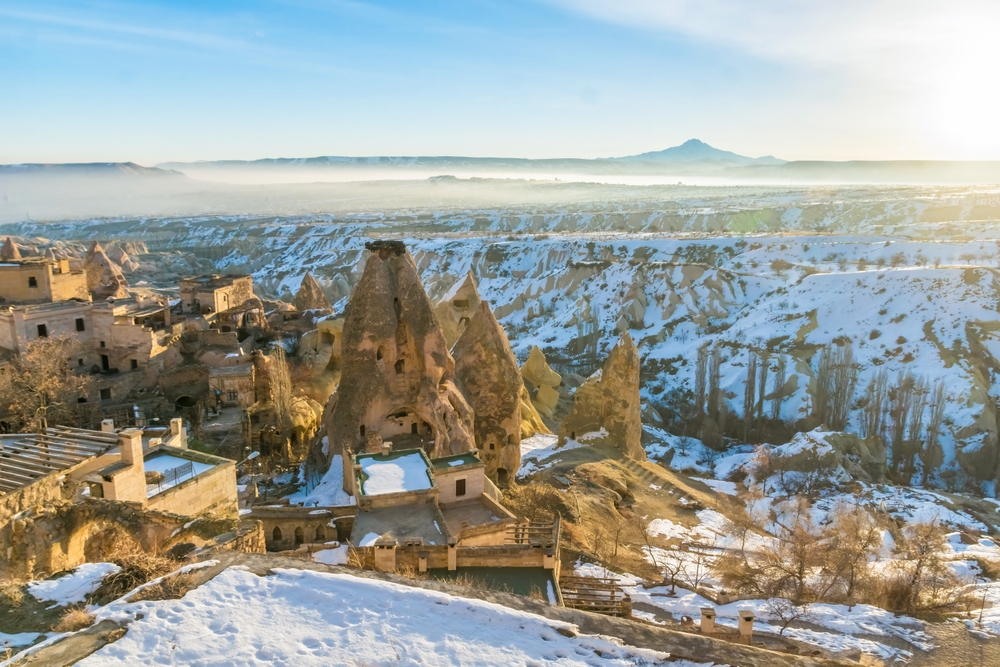 Vesnička Uchisar v Kappadokii pokrytá sněhem