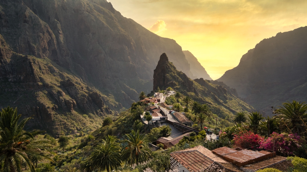 Západ slunce v hornaté krajině ostrova Tenerife s palmami