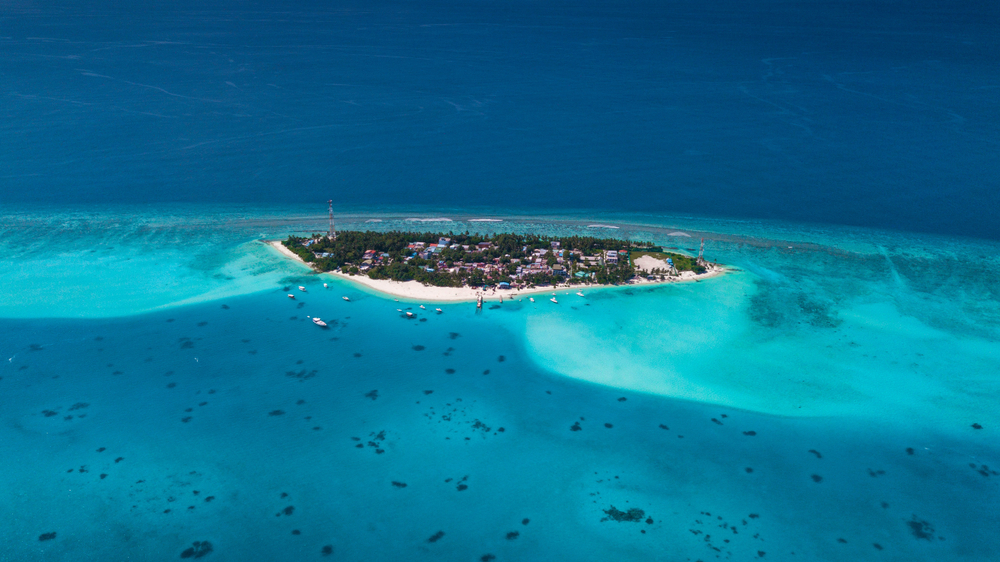 Zelený ostrov Fulidhoo na Maledivách obklopený tyrkysovým mořem