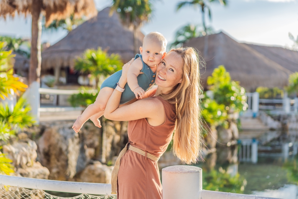 Kam jet na dovolenou s miminkem? Průvodce pro rodiče 4 maminka s miminkem na pláži