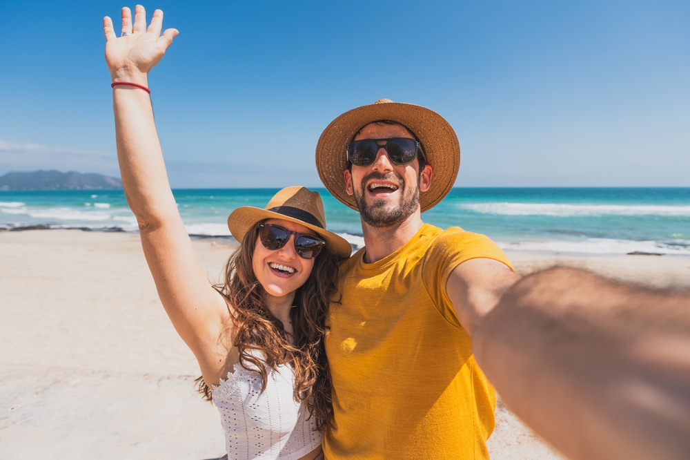 pár na pláži Mallorca, Španělsko