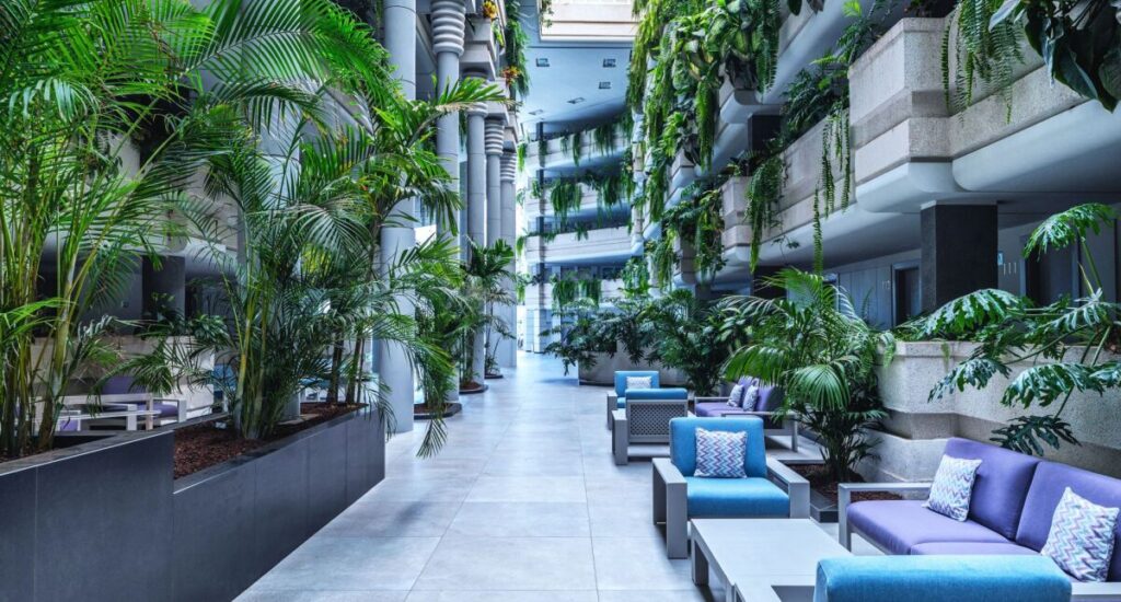 Arona Gran & Spa Tenerife hotel - lobby se zelení, židlemi a gaučem