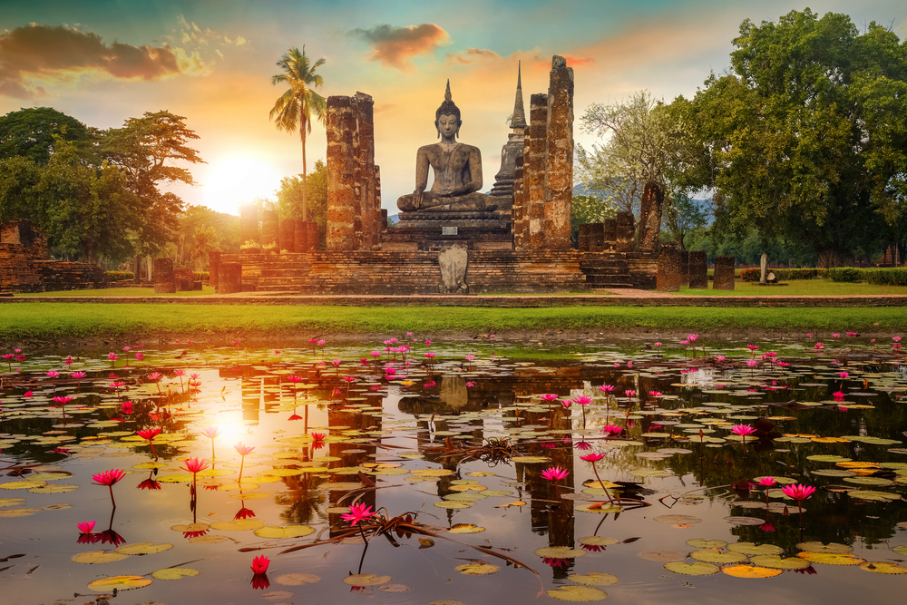 Co vidět v Thajsku? Atrakce a památky od zlatých chrámů až po rajské ostrovy 5 Chrám Wat Mahathis v oblasti Sukhothai Historical Park, zapsaný na seznamu světového dědictví UNESCO v Thajsku