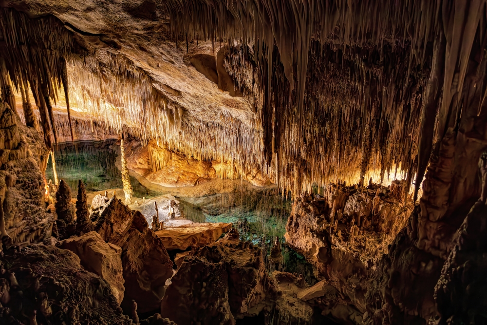 Mallorca s dětmi – nejlepší rodinné výlety za zábavou a historií do vnitrozemí 4 Dračí jeskyně s krápníkovými tajemnými podzemními jeskyněmi na Mallorce