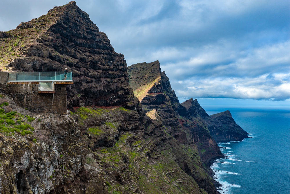 Gran Canaria – objevte nejfotogeničtější místa Kanárského ostrova 2 Dramatický letecký pohled na útesy Dragon Tail a Mirador del Balcon na drsném západním pobřeží ostrova Gran Canaria