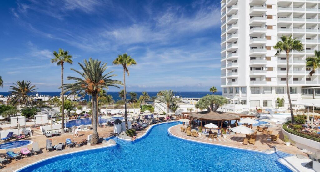 H10 Gran Tinerfe hotel s bazénem, palmami a lehátky