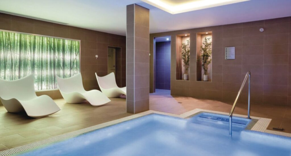 Hotel Riu Arecas na Tenerife - bazén s moderními bílými lehátky