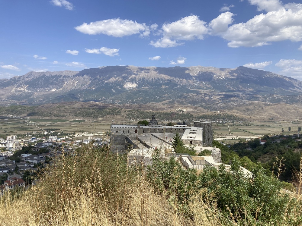 Albánie s dětmi – kam vyrazit během rodinné dovolené? 6 Hrad Gjirokastër aneb turistická destinace v jižní Albánii s trávou a horou v pozadí