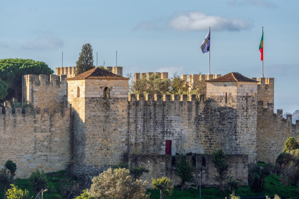 Hrad sv. Jiří s kamennými hradbami v Lisabonu v Portugalsku