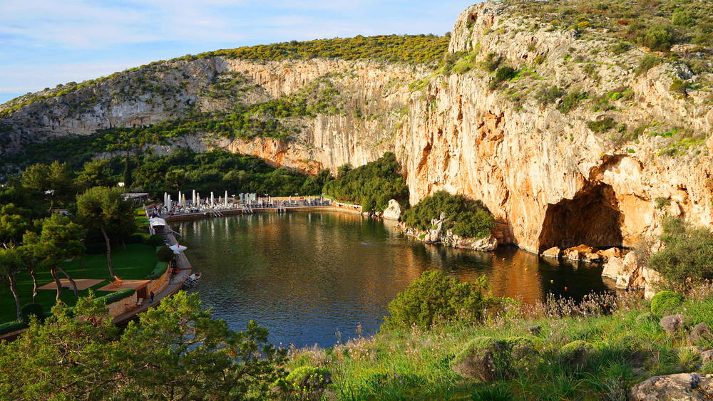 Jarní fotografie jezera Vouliagmeni, známého svými léčivými schopnostmi