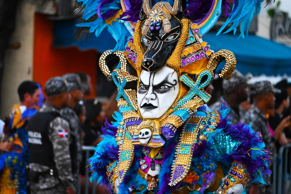 Dominikánská republika – kdy jet? Počasí, turistická sezóna a festivaly v kostce 4 Karneval v Santo Domingu v Dominikánské republice s mužem v barevné masce