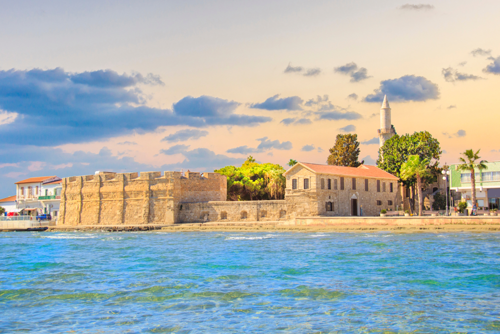 Krásný výhled na hrad Larnaka na ostrově Kypr