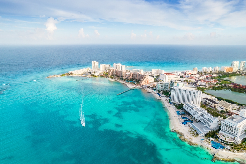 Letecký panoramatický pohled na pláž v Cancúnu a hotelovou zónu města v Mexiku
