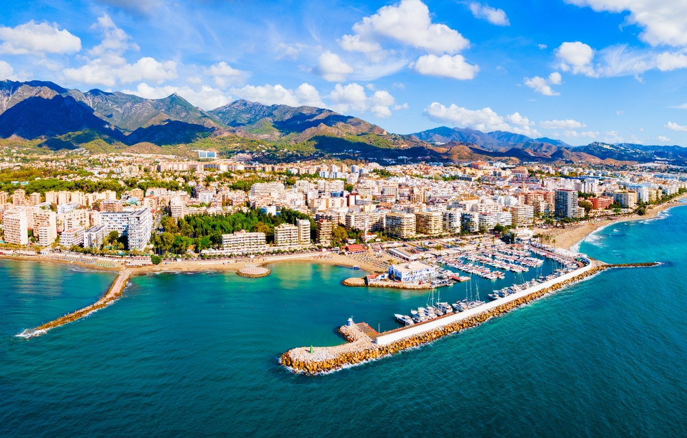 Kde je v zimě nejtepleji v Evropě? 5 destinací pro slunečnou dovolenou 8 Letecký panoramatický pohled na přístav Marbella ve Španělsku