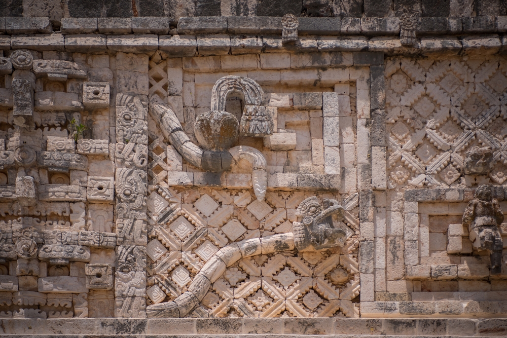 Mayský ornamentální reliéf v Chichen Itzá
