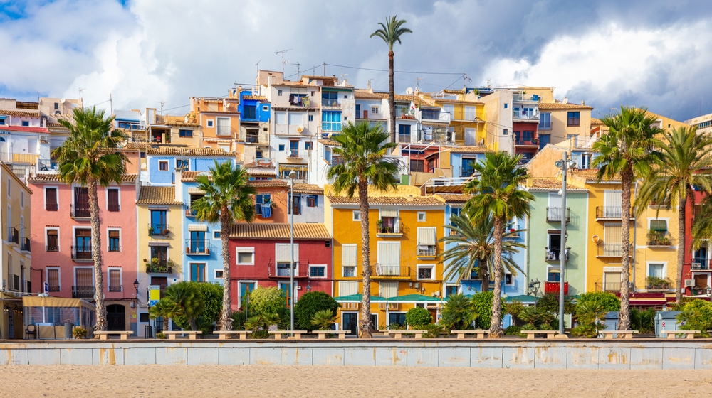 Kde je v zimě nejtepleji v Evropě? 5 destinací pro slunečnou dovolenou 9 Městská krajina Villajoyosa s barevnými domy, provincie Alicante, Costa Blanca ve Španělsku