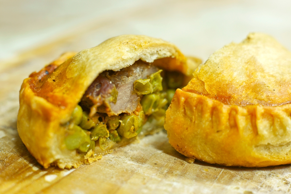 Panades de sobrassada, typické mallorské pečivo s masem a zeleninou