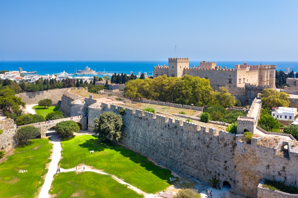 Rhodos – kráčejte ve stopách rytířů a objevte kouzlo Starého města, klenotu UNESCO 3 Panorama Starého města se slavným palácem velmistrů a přístavem Mandraki na Rhodosu