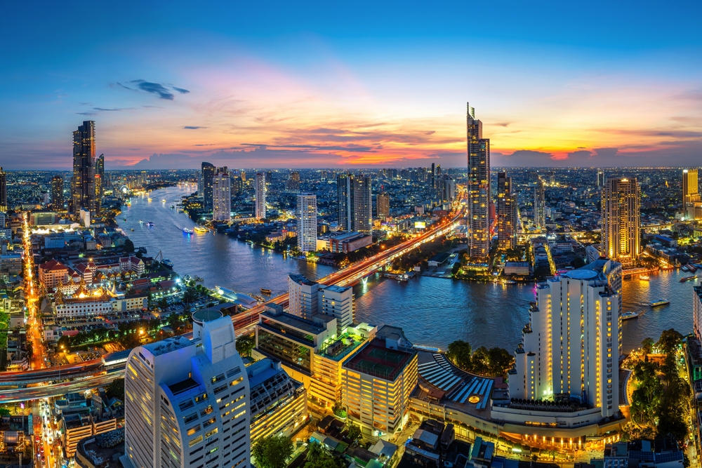 Co vidět v Thajsku? Atrakce a památky od zlatých chrámů až po rajské ostrovy 4 Panorama města Bangkok při soumraku, Thajsko