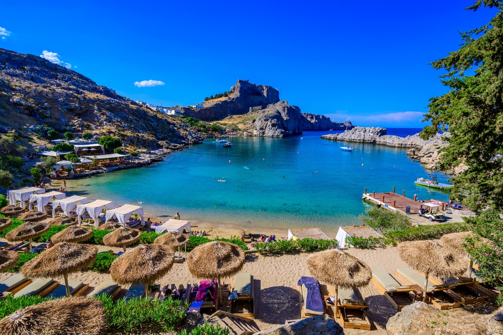 Rhodos – kráčejte ve stopách rytířů a objevte kouzlo Starého města, klenotu UNESCO 6 Paralia Agios Pavlos, rajská zátoka u Lindosu na Rhodosu s modrou vodou a měkkým pískem