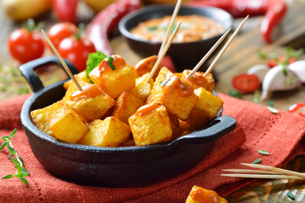 Co jíst ve Španělsku? 5 nejlepších pokrmů, kterými je španělská kuchyně proslulá 6 Patatas bravas tradiční španělské tapas