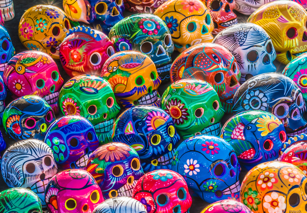 Pestrobarevné malované lebky na oslavu Día de los Muertos v Mexiku