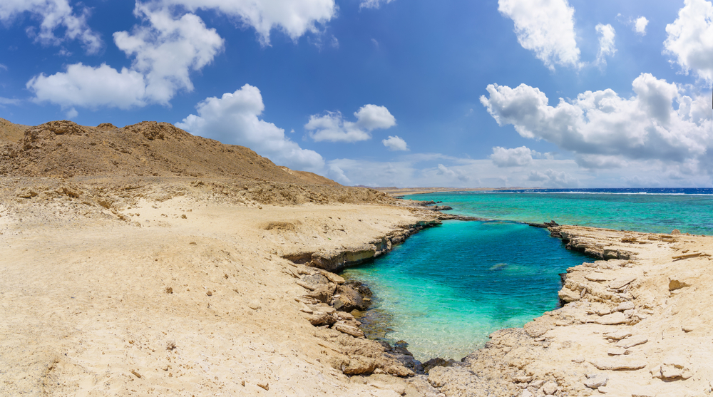 Pláž Al Nayzak Beach v Marsa Alam ve tvaru oka s tyrkysovým mořem
