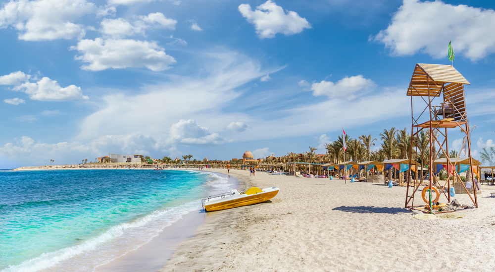 Pohled na moderně vybavenou pláž Abu Dabbab v Marsa Alam s jemným pískem a tyrkysovým mořem
