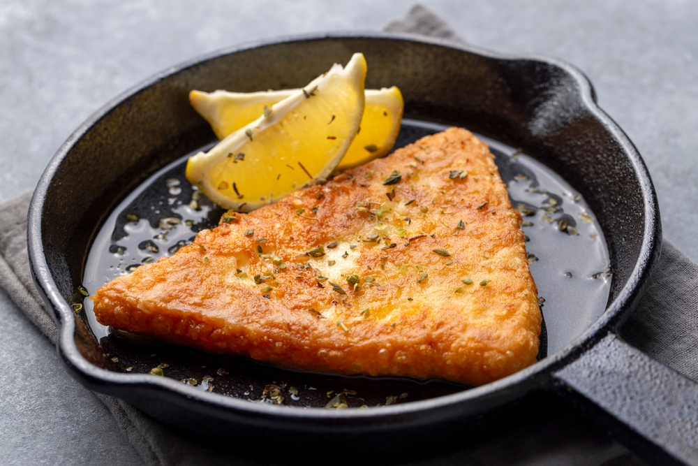 Co jíst na Krétě? Pokrmy, které musíte ochutnat 8 Saganaki aneb řecká pochoutka ze smaženého sýra