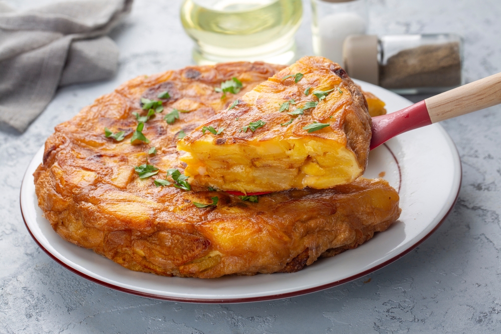 Co jíst ve Španělsku? 5 nejlepších pokrmů, kterými je španělská kuchyně proslulá 3 Tortilla espanola tradiční španělské jídlo