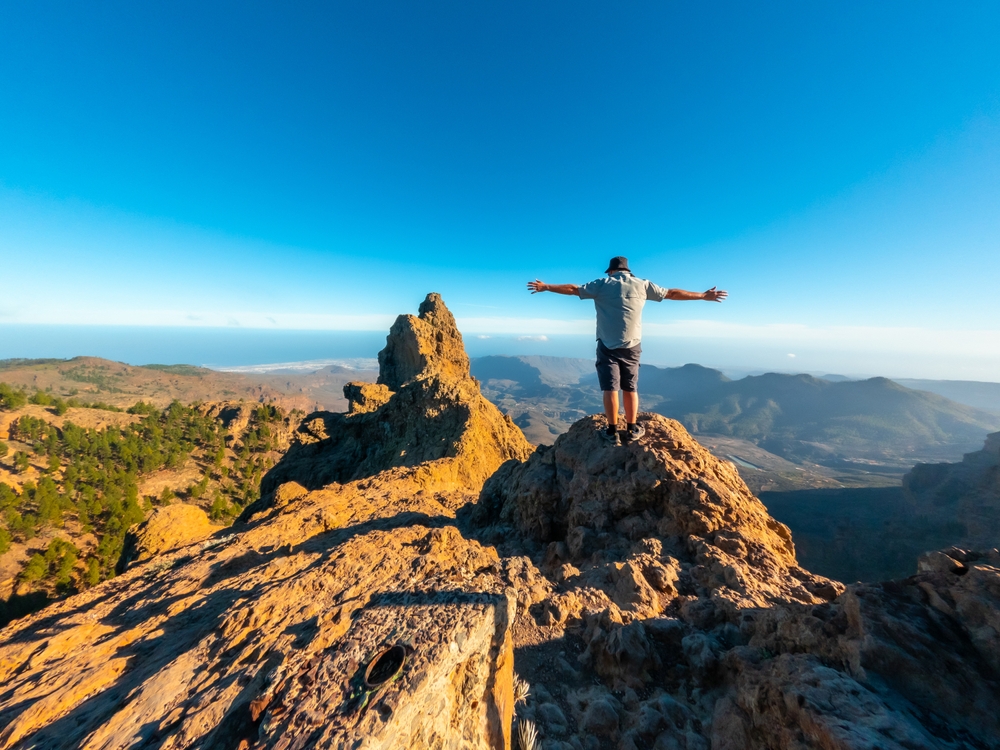 Gran Canaria – objevte nejfotogeničtější místa Kanárského ostrova 4 Turista s otevřenou náručí na vrcholu Pico de las Nieves na Gran Canarii, Kanárské ostrovy