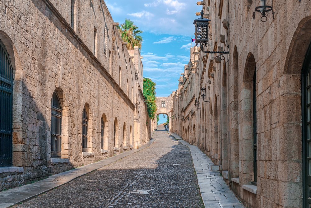 Ulice rytířů (také známá jako Odos Ippoton), historické místo ve Starém Městě Rhodos na ostrově Rhodos