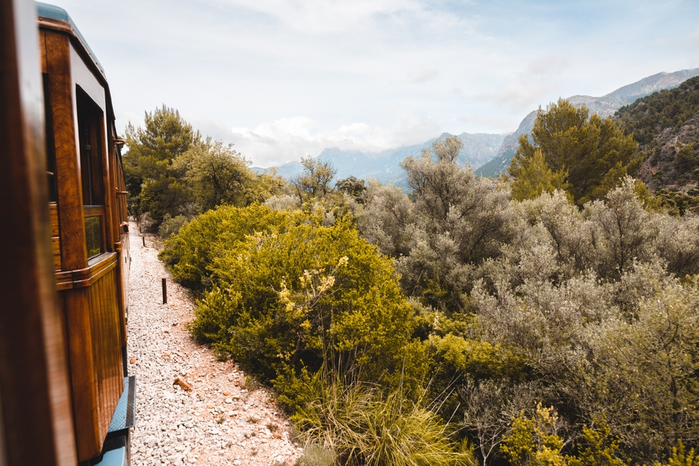 Mallorca s dětmi – nejlepší rodinné výlety za zábavou a historií do vnitrozemí 5 Výhled na hory a jízda starým dřevěným vlakem do Sólleru na Mallorce ve Španělsku