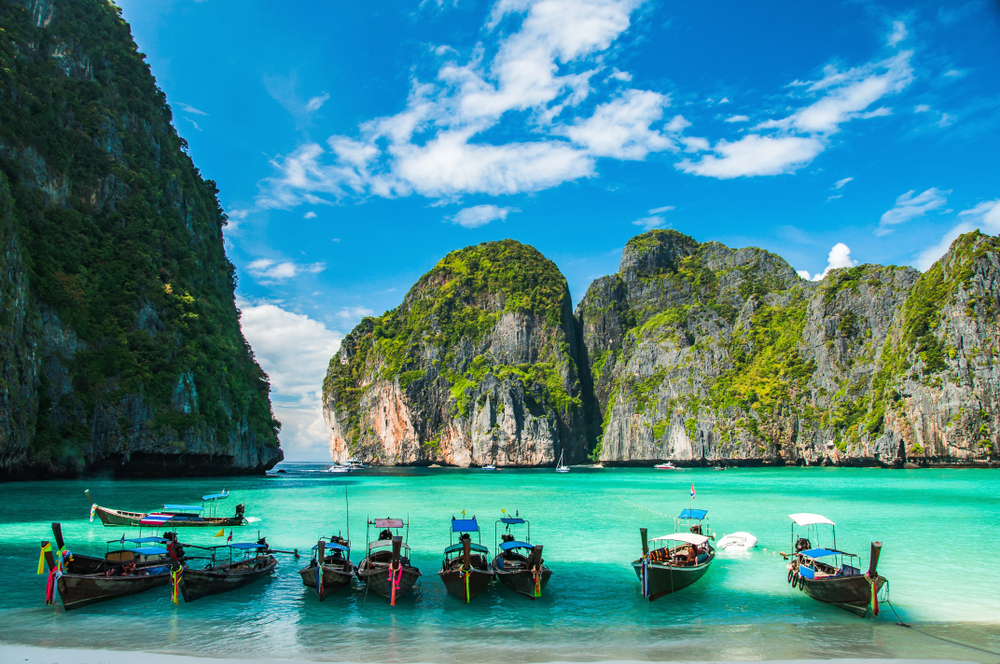 Co vidět v Thajsku? Atrakce a památky od zlatých chrámů až po rajské ostrovy 2 Zátoka Maya Bay na souostroví Ko Phi Phi v Thajsku