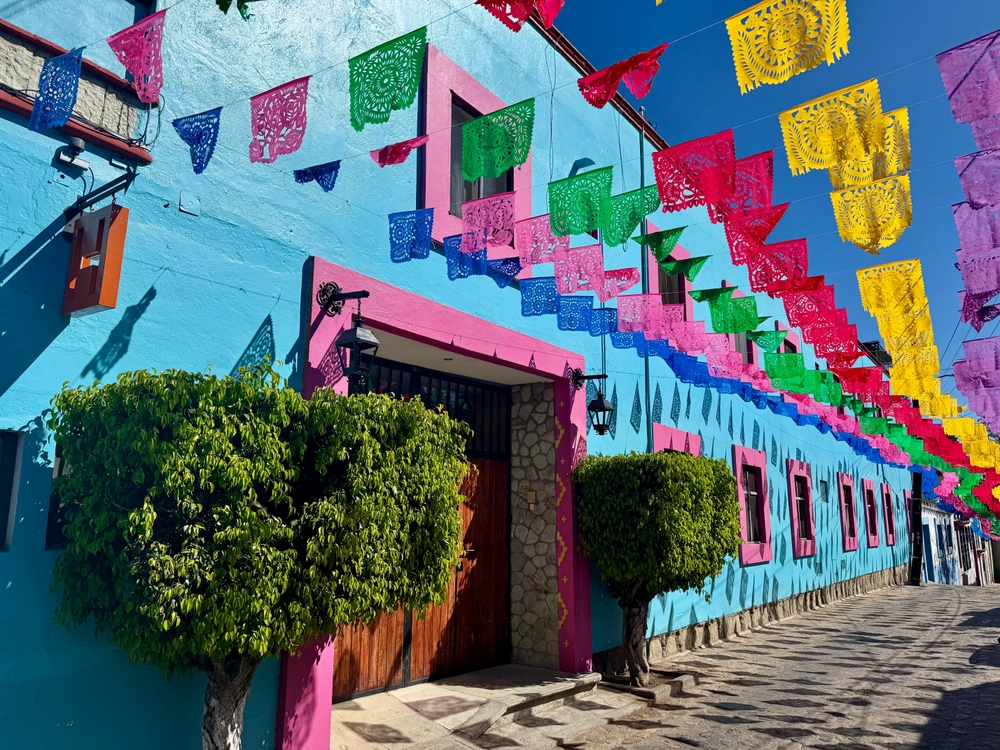 Barevná budova s ​​vlaječkami v mexické Oaxace