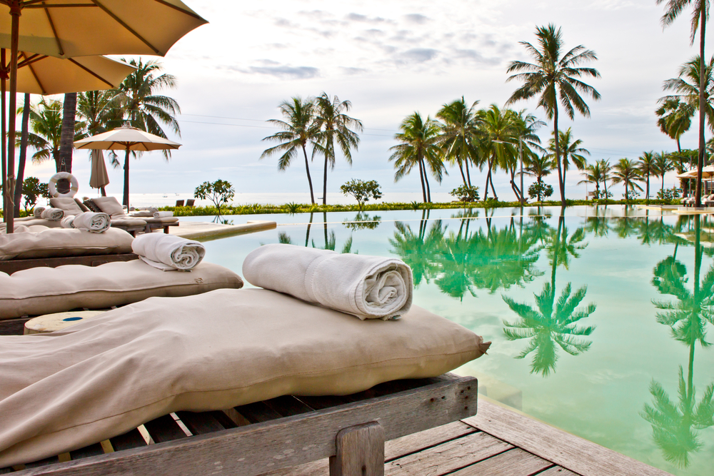 Ostrov Phuket – nejlepší atrakce, výlety a aktivity 6 Bazén luxusního hotelu a resortu v Thajsku s lehátky připravenými na wellness den