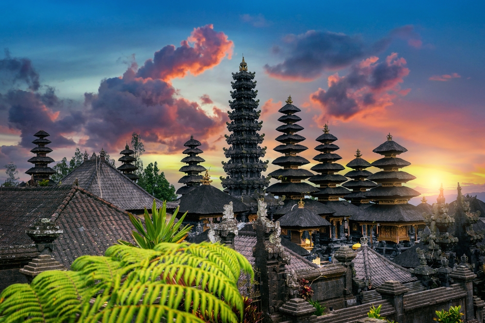 Co vidět na Bali? Od zelených rýžových teras po chrámy na útesech 4 Chrám Pura Besakih při západu slunce na Bali, Indonésie