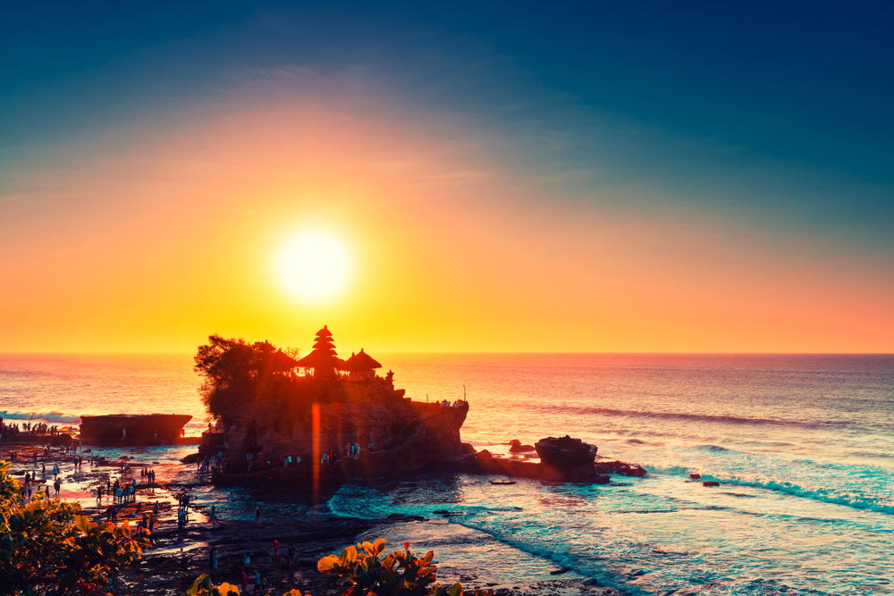 Co vidět na Bali? Od zelených rýžových teras po chrámy na útesech 7 Chrám Tanah Lot na ostrově Bali v Indonésii
