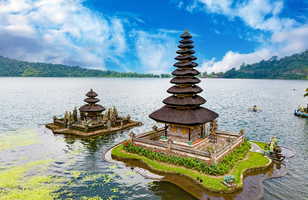 Co vidět na Bali? Od zelených rýžových teras po chrámy na útesech 6 Chrám Ulun Danu Beratan na okraji jezera Bratan, Bali, Indonésie