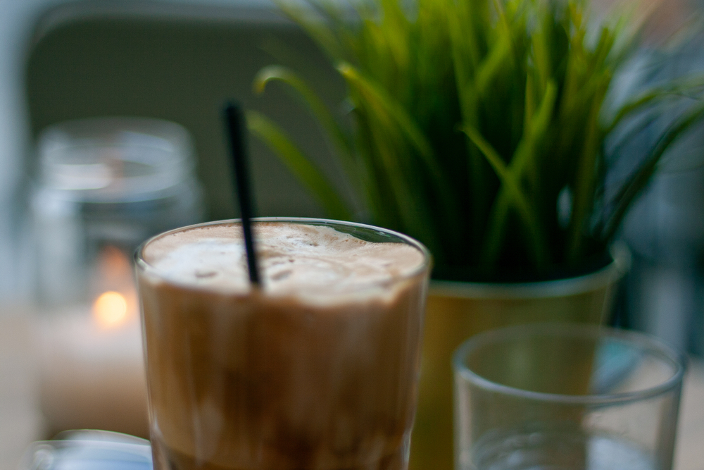 Co jíst na Korfu? Lahodná řecká jídla a speciality korfské kuchyně 7 Frappé v Kerkyře s černým brčkem