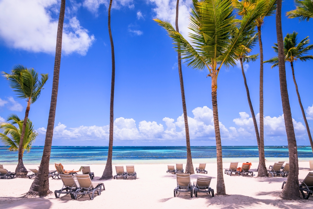 Dominikánská republika – který region si vybrat? Punta Cana vs. La Romana 2 Idylická tropická karibská pláž s palmami, Punta Cana, Dominikánská republika