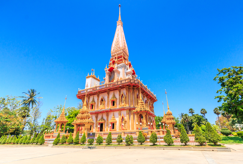 Ostrov Phuket – nejlepší atrakce, výlety a aktivity 2 Krásný barevný chrám Wat Chalong v provincii Phuket v Thajsku